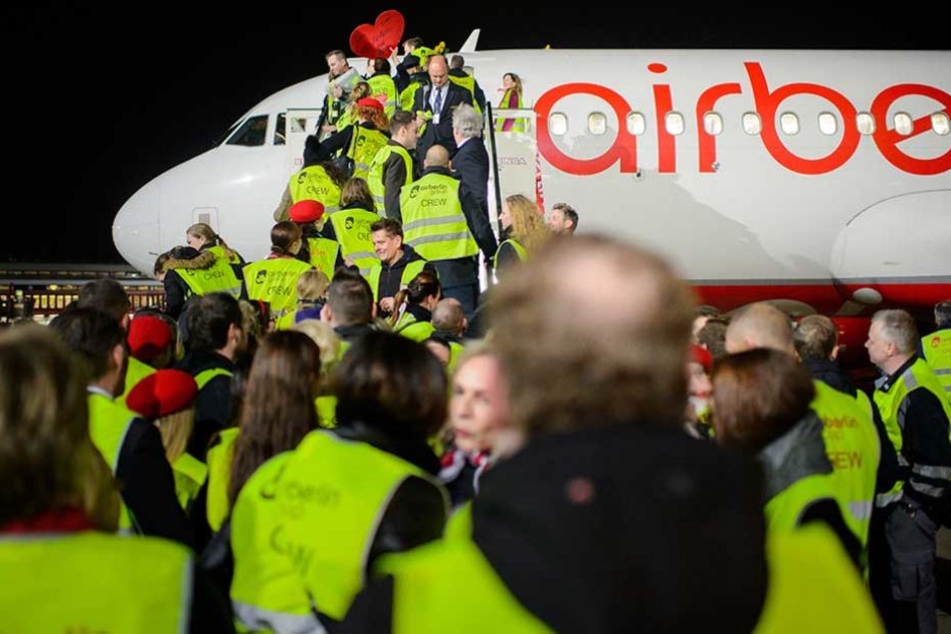 Air-Berlin-Mitarbeiter bei der Landung des letzten Fluges der Gesellschaft in Tegel.