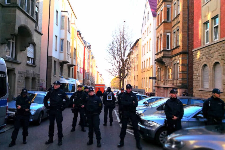 Polizisten vor dem Gebäude in Stuttgart.