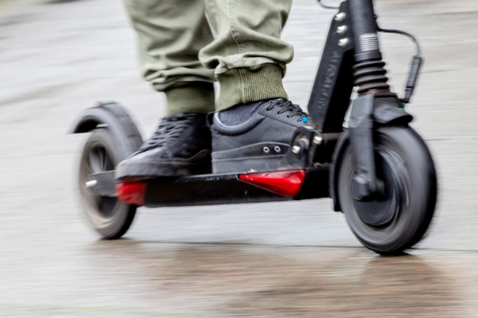 E-Tretroller dürfen seit Kurzem offiziell im Straßenverkehr benutzt werden.