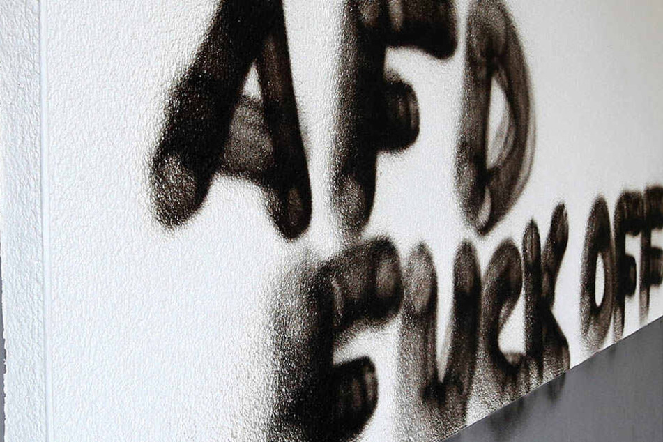 Die schwarz gekleideten Personen sprühten unter anderem "FCK AfD" an Wände in Leipzig-Kleinzschocher. (Symbolbild)