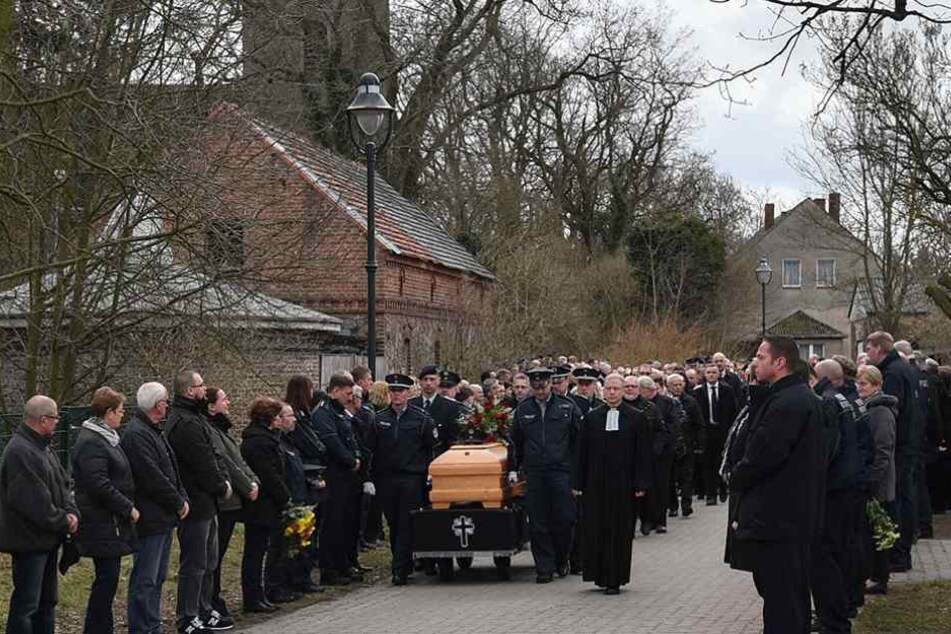 Hunderte Menschen gaben dem getöteten Polizisten das letzte Geleit.