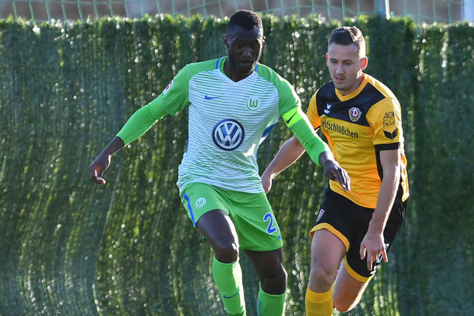 Dynamos Paul Seguin traf am Sonnabend im Testspiel auf einen alten Kollegen, den Wolfsburg-Kicker Joshua Guilavogui.