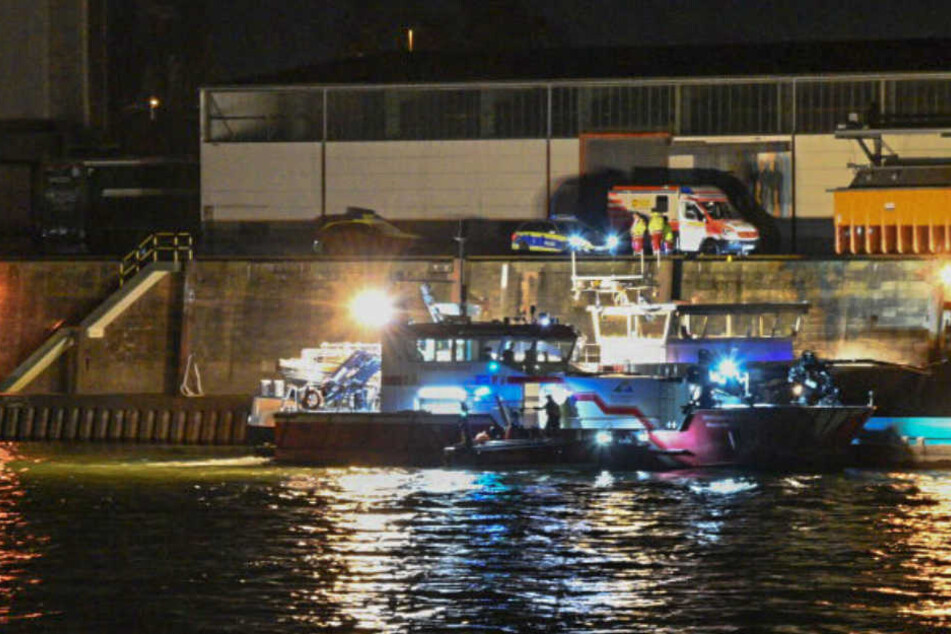 Rettungskräfte am Dienstagabend in Mannheim.