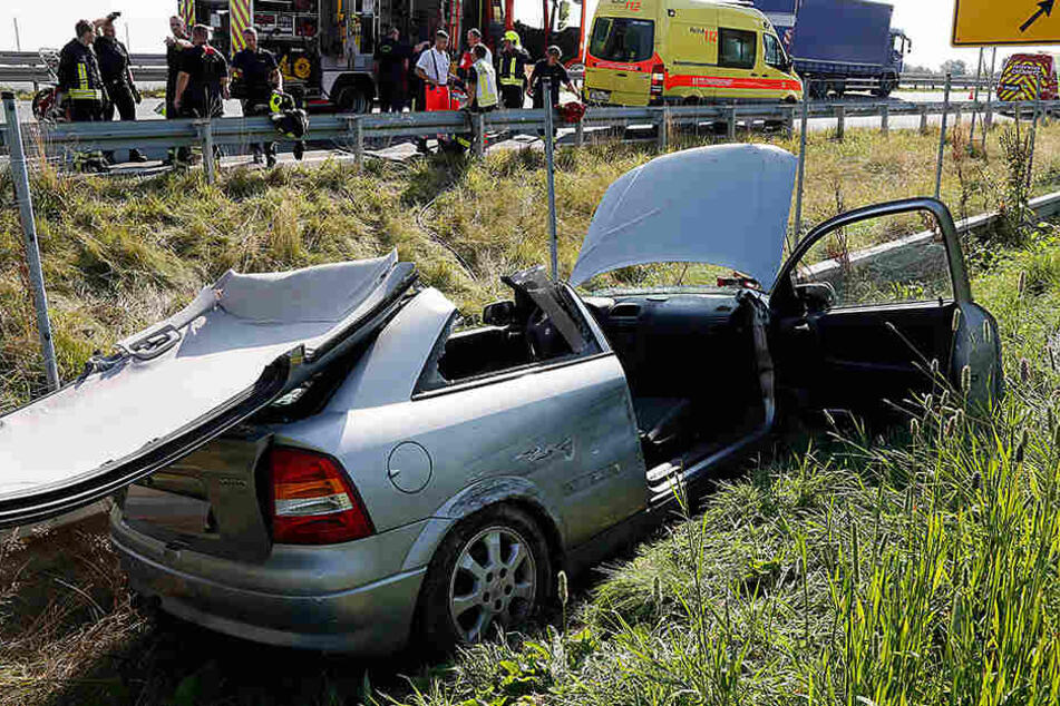Der Fahrer wurde im Wrack eingeklemmt und musste von der Feuerwehr befreit werden.