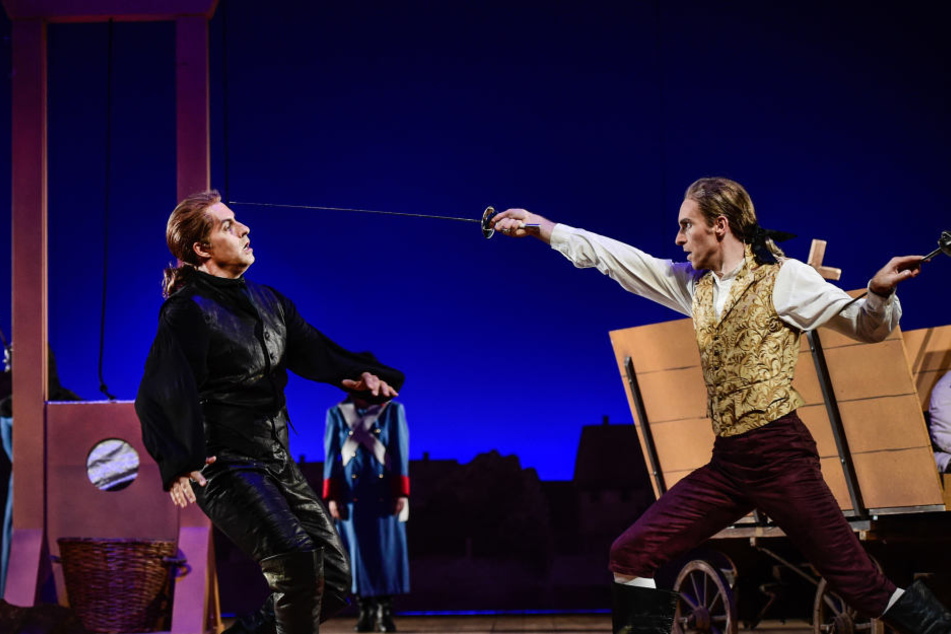 Percy (Veit Schäfermeier) im Duell mit Chauvelin (Alexander Franzen).
