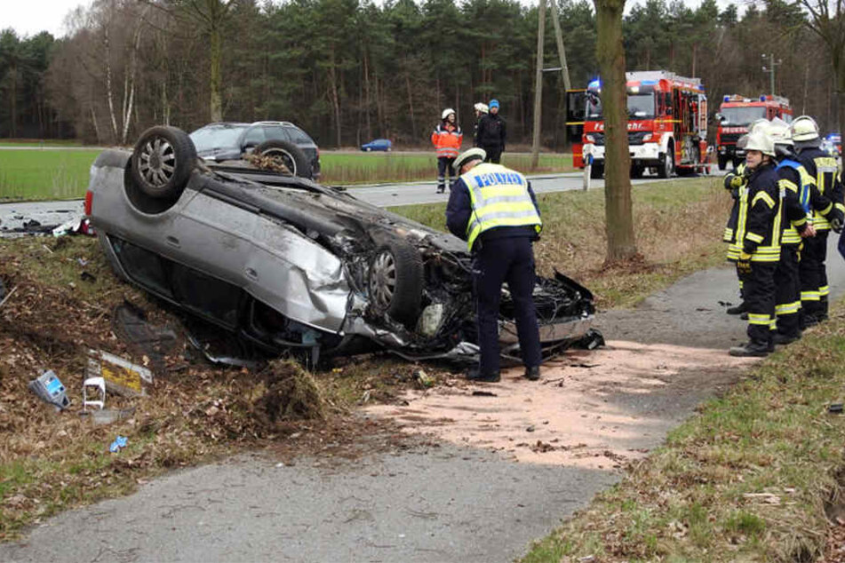 Der Audi blieb nach dem Crash auf dem Dach liegen.