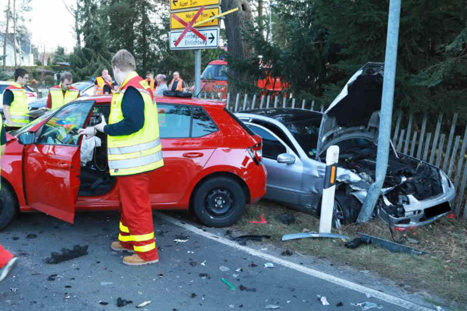 Der Mercedes-Benz wurde bei dem Zusammenstoß stark beschädigt.