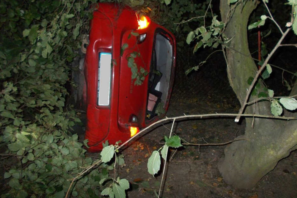 Der Renault Twingo landete auf der Beifahrerseite.