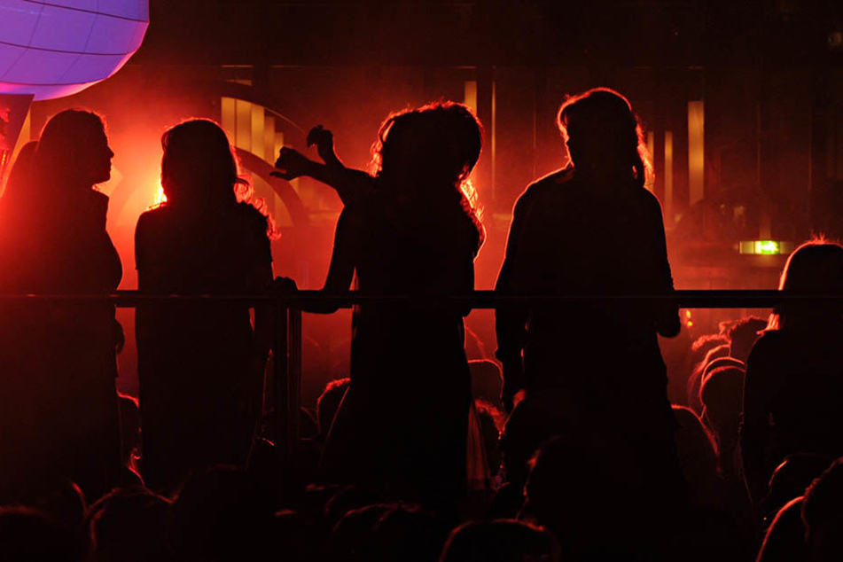 Geht es nach Linken, SPD und Grünen, sollen die Leipziger auch zwischen 5 und 6 Uhr in Clubs und Discotheken feiern dürfen (Symbolbild).