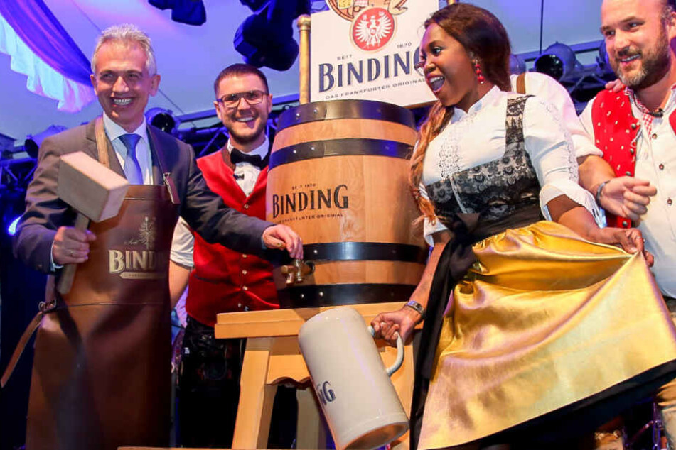 OB Peter Feldmann und Tanzmaus Motsi Mabuse verbreiten gute Stimmung beim Festbieranstich.