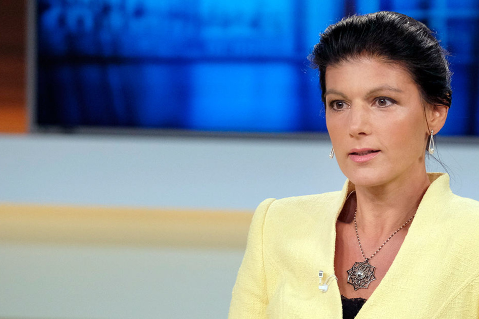 Sahra Wagenknecht (48, Die Linke): "Was für eine Sauerei! Wer bei der Deutschen Post einen festen Vertrag will, muss vor allem eine bärenstarke Gesundheit mitbringen."