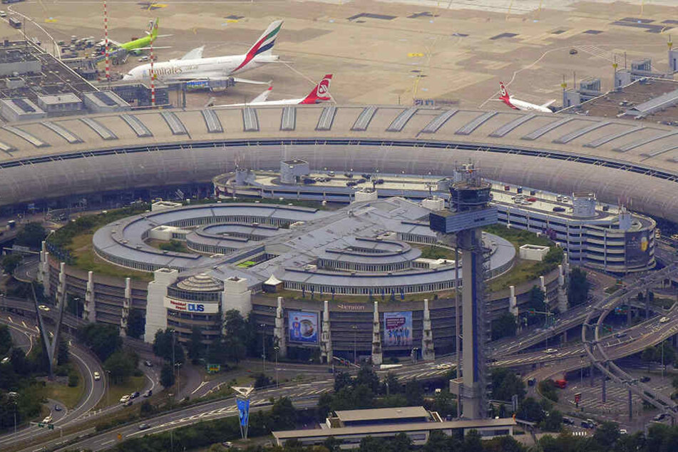 In Raucherlounge des Düsseldorfer Airports machte ein 25-Jähriger einen Bombenwitz... Die Polizei musste anrücken.