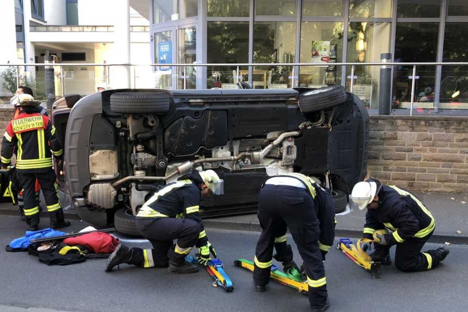 Zunächst wurde das Fahrzeug gesichert, dann konnte das Unfallopfer befreit werden.