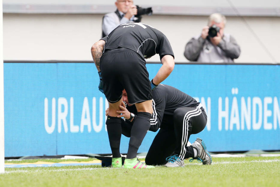 Beim Spiel gegen Duisburg musste Chemnitzer Torhüter Kevin Kunz wegen einer Verletzung von Physiotherapeut Olaf Renn behandelt werden.