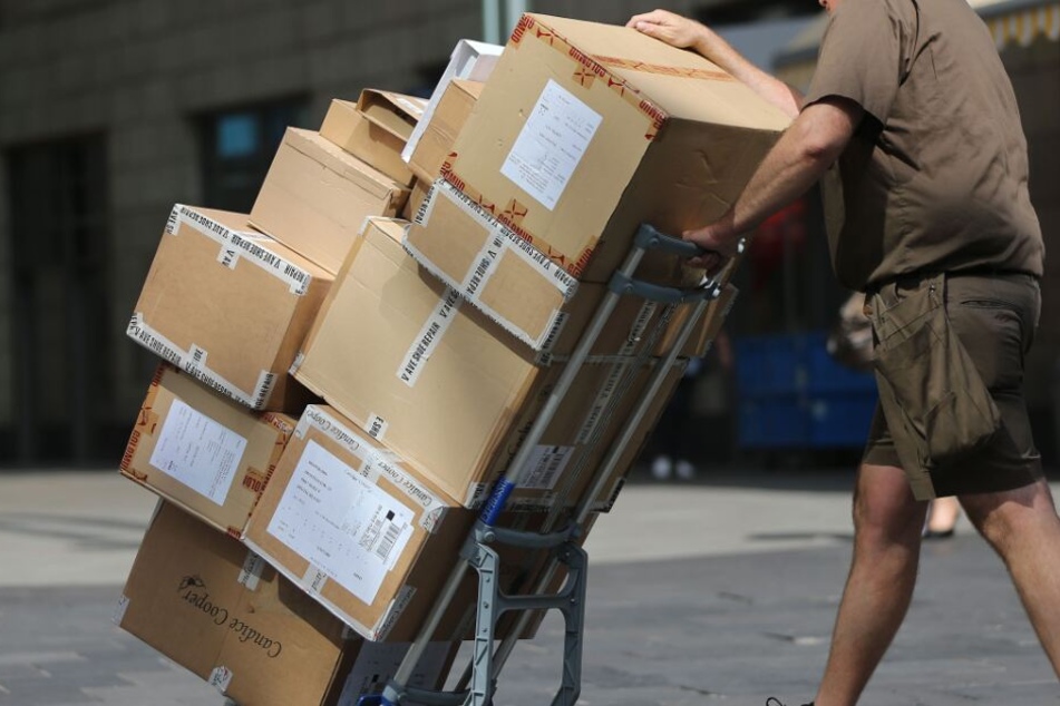 Der 45-Jährige bediente sich an den Bestellungen seiner Kunden. (Symbolbild)