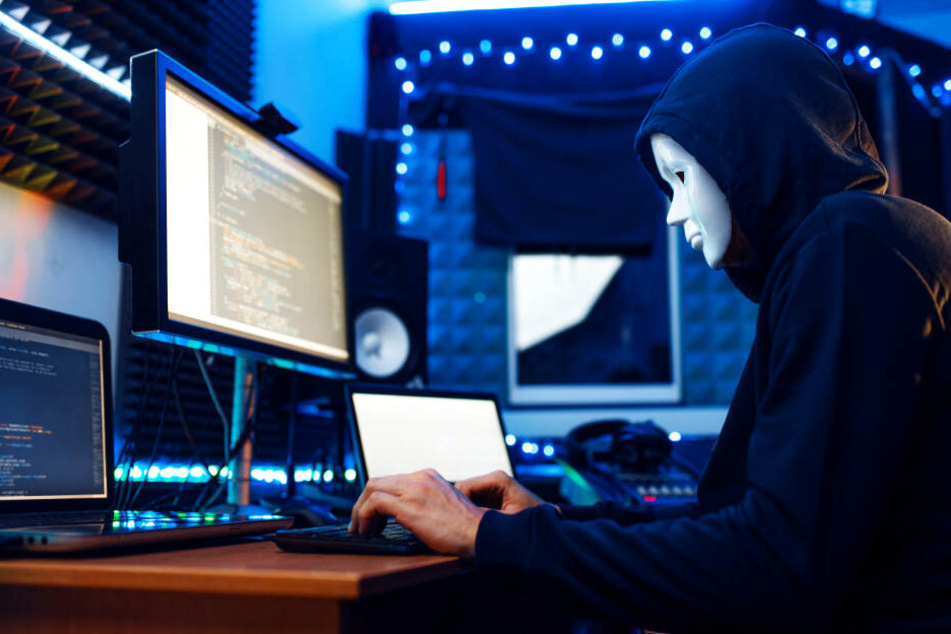Ein Hacker überprüft permanent die Geldeingänge auf seinem Bitcoin-Account (Symbolbild).