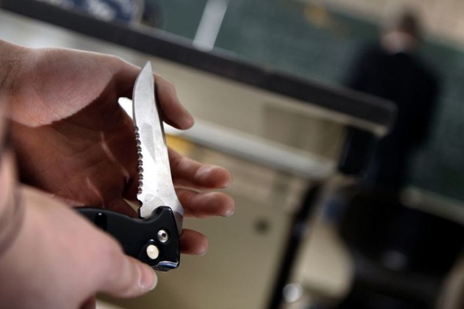 Erst beleidigte der 23-Jährige massiv irgendwelche Fahrgäste. Danach zückte er sogar ein Messer. (Symbolbild)