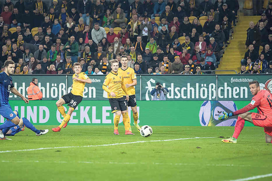 Der geht leider vorbei: Niklas Hauptmann (3.v.l.) hat nach einer ganz
starken Aktion im Strafraum abgezogen, das Tor aber verfehlt.
