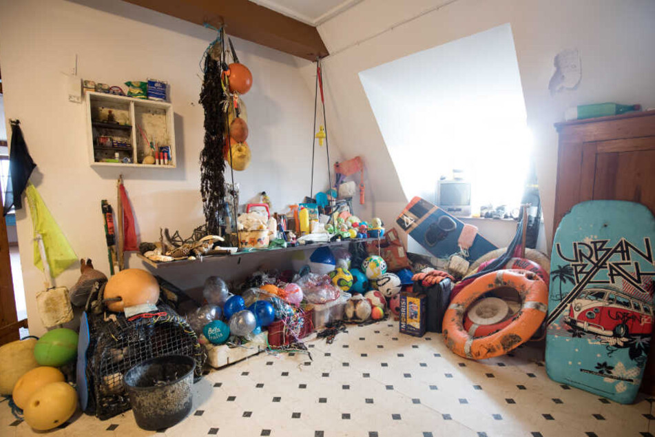 Eine kleine Ausstellung zeigt die interessantesten Müll-Fundstück.
