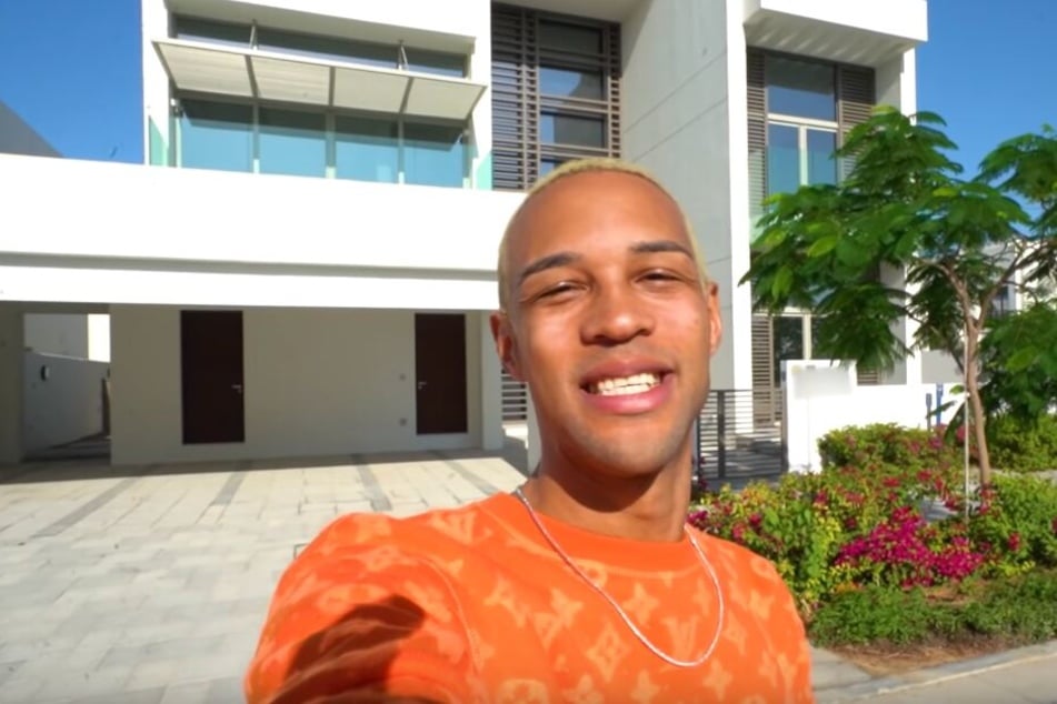 Simon Desue präsentiert seine millionenschwere Villa.