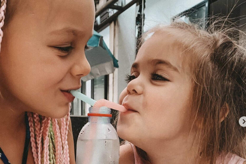 Auch ihre Kinder Miley (6, l.) und Juna (4) waren mit dabei.
