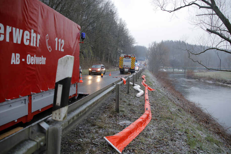In der Chemnitz ist am Montag eine sieben Kilometer lange Ölspur entdeckt worden.