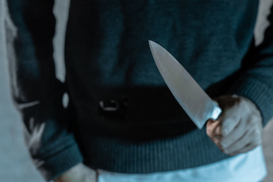 Drei Männer sind bei Messerattacken schwer verletzt worden. (Symbolbild)