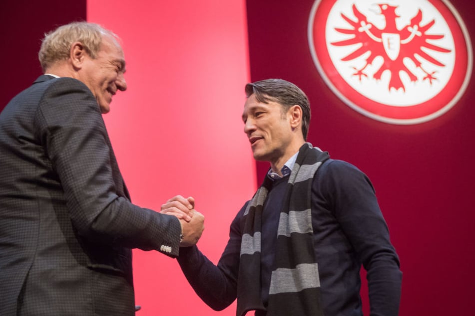 Shake-Hands: die Zusammenarbeit zwischen Eintracht Frankfurt und Trainer Niko Kovac (rechts) geht laut Peter Fischer auch über den Sommer hinaus.