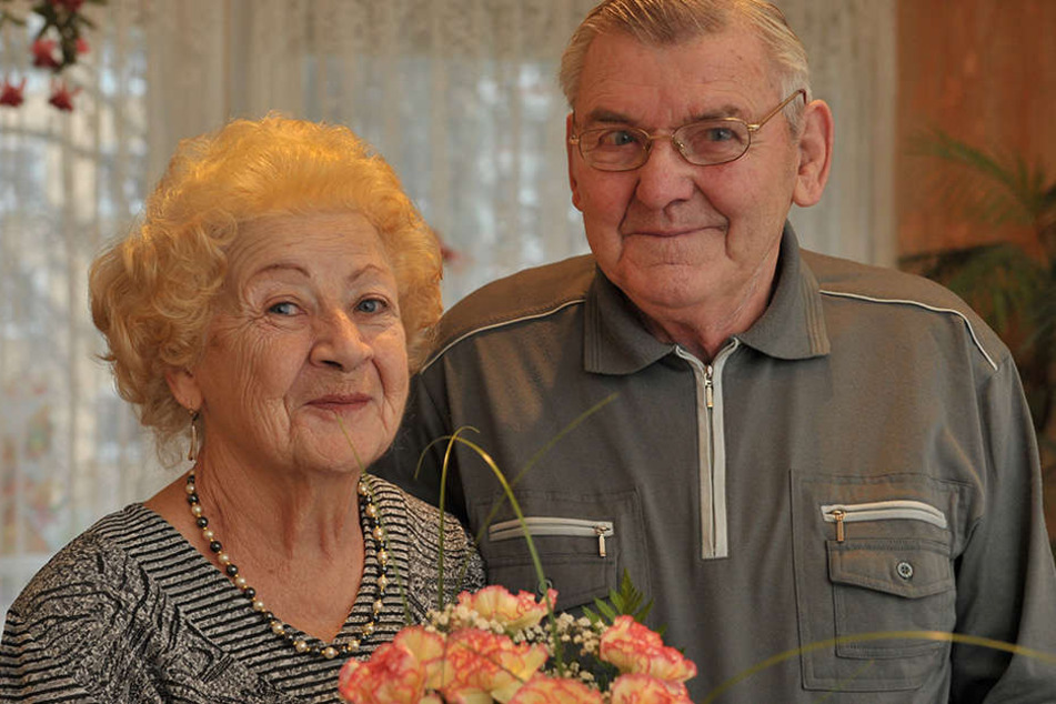 Noch genauso glücklich wie damals - Margitta (82) und Karl-Heinz Laue (83)
feiern am Donnerstag ihren 65. Hochzeitstag.