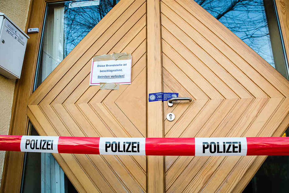 Der Tatort ist von der Polizei Bielefeld abgesperrt worden. Niemand darf das Gebäude betreten.