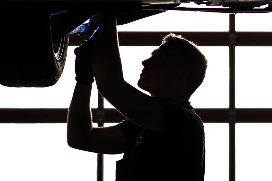Beim Reparieren seines Autos kam eine 36 Jahre alte Person ums Leben (Symbolbild)