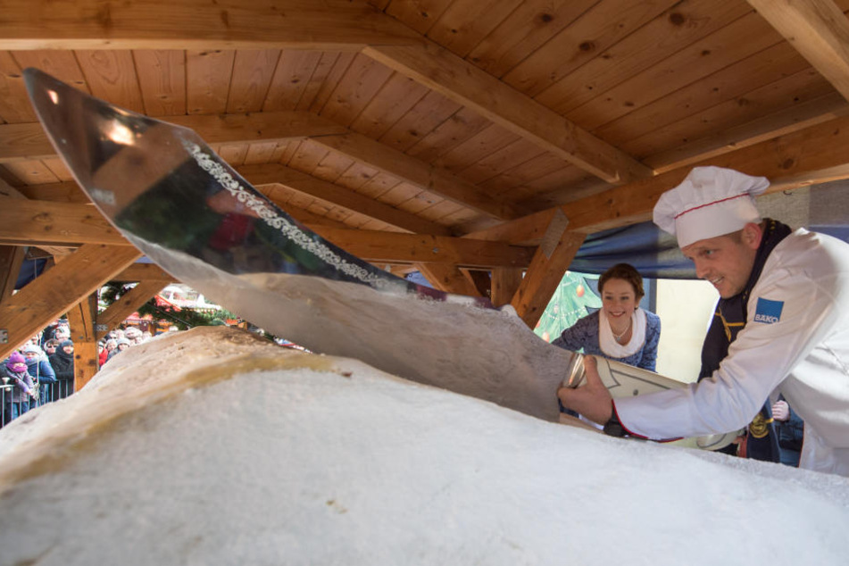 Mit dem Anschnitt eines Riesenstriezels ist in Dresden das 23. Stollenfest gefeiert worden.