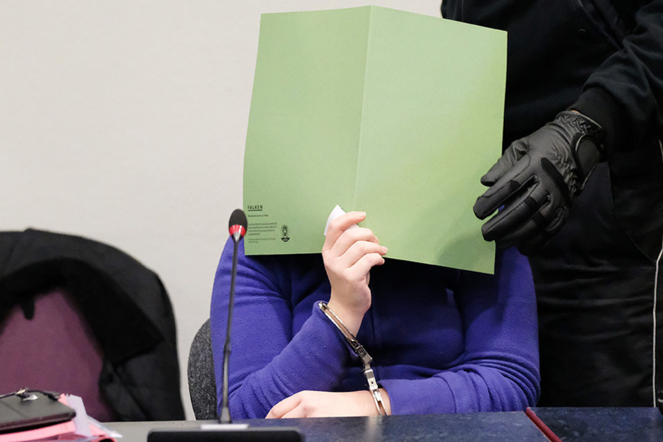 Die 21-Jährige Angeklagte vor Gericht. Ihr Ex-Freund soll sie missbraucht haben - ein privates Video unterstützte am Montag ihre Vorwürfe.