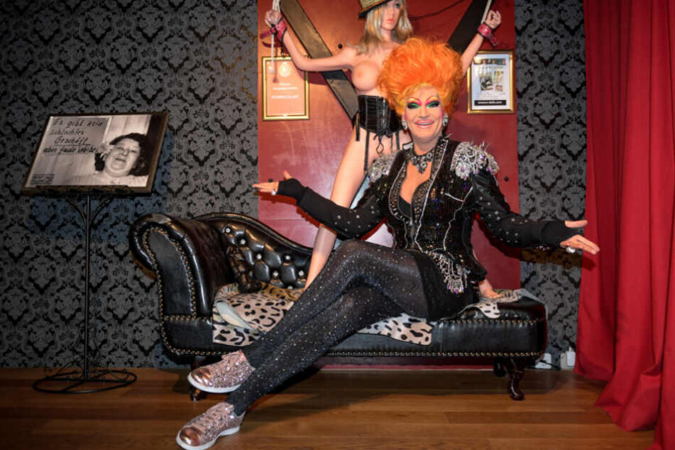 Drag-Queen Olivia Jones sitzt in ihrer Bar.