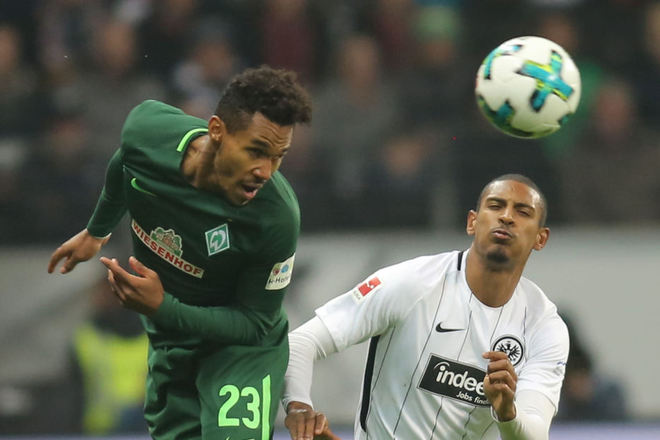 Bremens Theodor Gebre-Selassie wird von Sebastien Haller (re.) bedrängt.