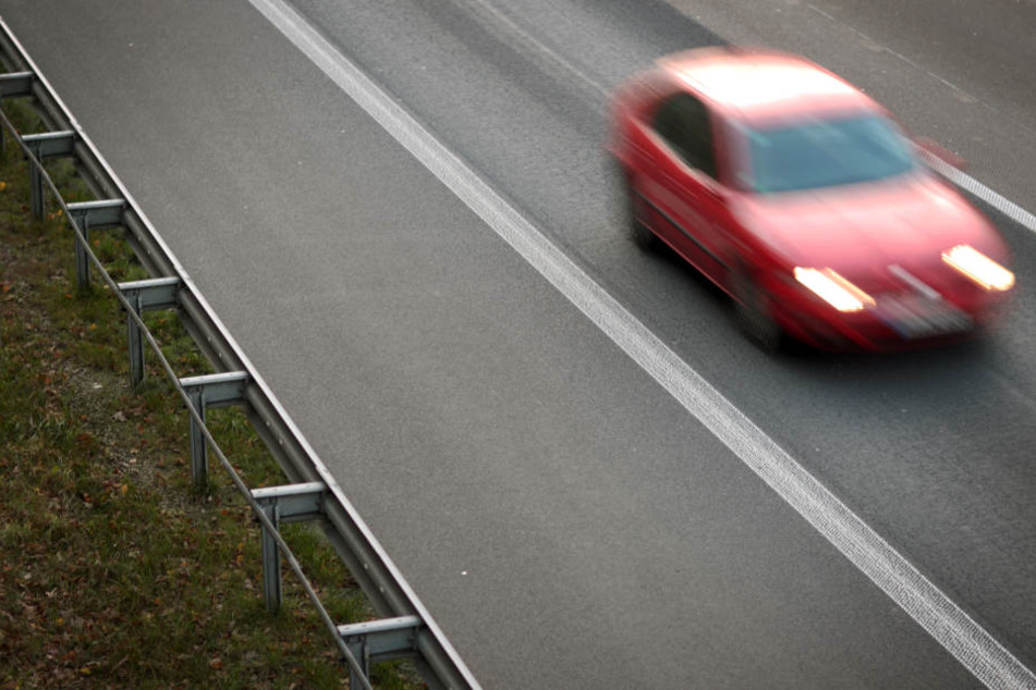 Der Mann setzte seine Frau neben der Autobahn aus. (Symbolbild)