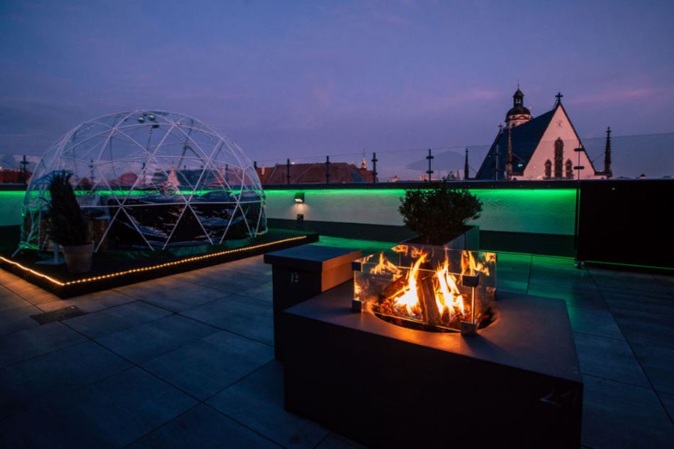 Wer es sich auf der Dachterrasse des Innside Hotels gemütlich gemacht hat, genießt den einmaligen Blick auf die Thomaskirche.