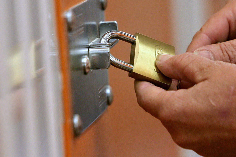 Zu die Bude und nichts wie weg: Die Männer waren stundenlang in der Wohnung eingeschlossen. (Symbolbild)