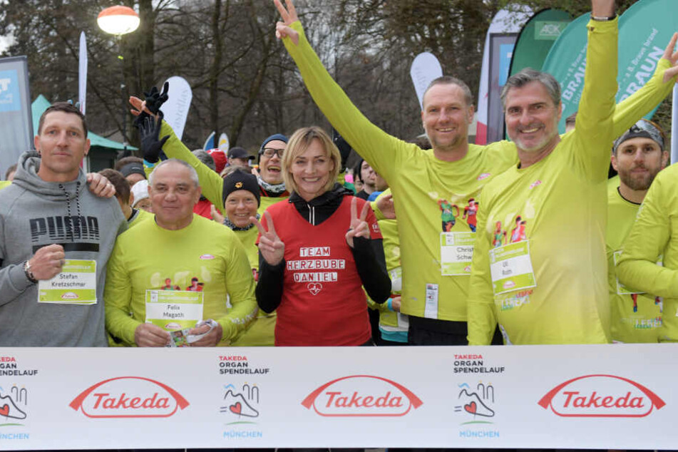 Stefan Kretzschmar (l-r), früherer Handballspieler, Felix Magath, Fußballtrainer, Heike Drechsler, frühere Leichtathletin, Christian Schwarzer, früherer Handballspieler und Ulrich Roth, früherer Handballspieler liefen für den guten Zweck.