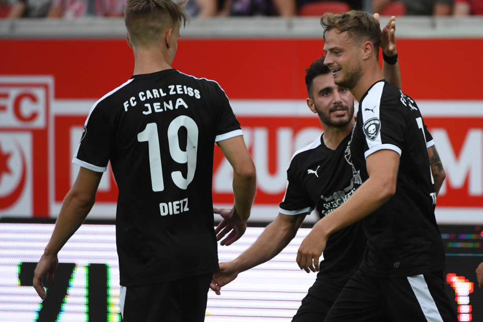 Florian Dietz (li.) schoss die Jenaer mit dem 3:1 in der Verlängerung ins Pokal-Halbfinale. (Archivbild)