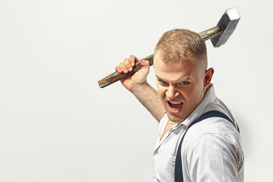 Der Mann war aggressiv, völlig außer sich und mit einem Hammer bewaffnet (Symbolbild).