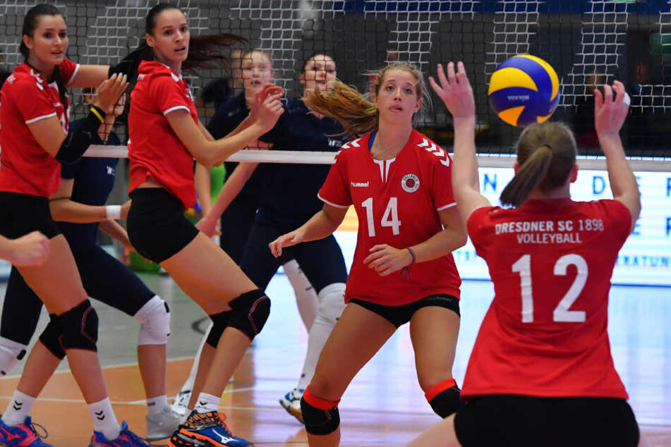 Die Blicke der DSC-Spielerinnen (v.l.) Eva
Hodanova, Ivana Mrdak und Madison Bugg richten sich auf Piia Korhonen (Nr. 12),
die in der Abwehr reflexartig die Arme hochreißt.