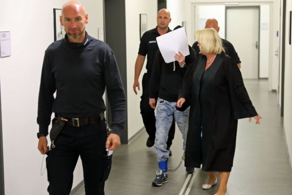 Der Angeklagte auf dem Weg in den Gerichtssaal.