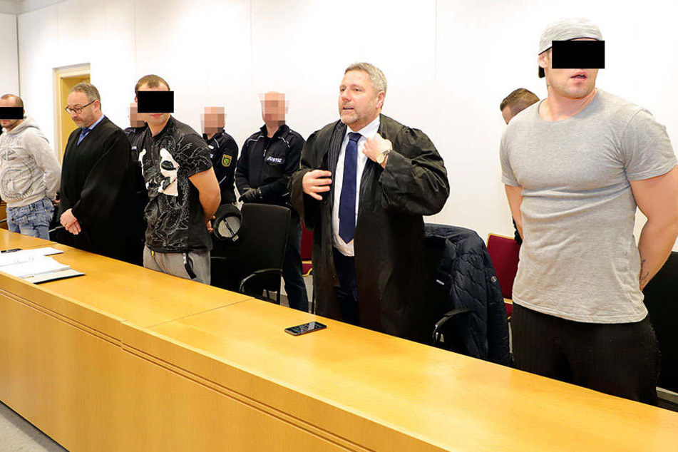 Der Fahrer dieses Busses der Linie 32 wurde spätabends brutal überfallen.Die Angeklagten und ihre Anwälte im Landgericht Chemnitz - am Ende gab es lange Haftstrafen.