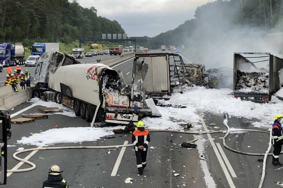 Drei Lastwagen brannten komplett aus.