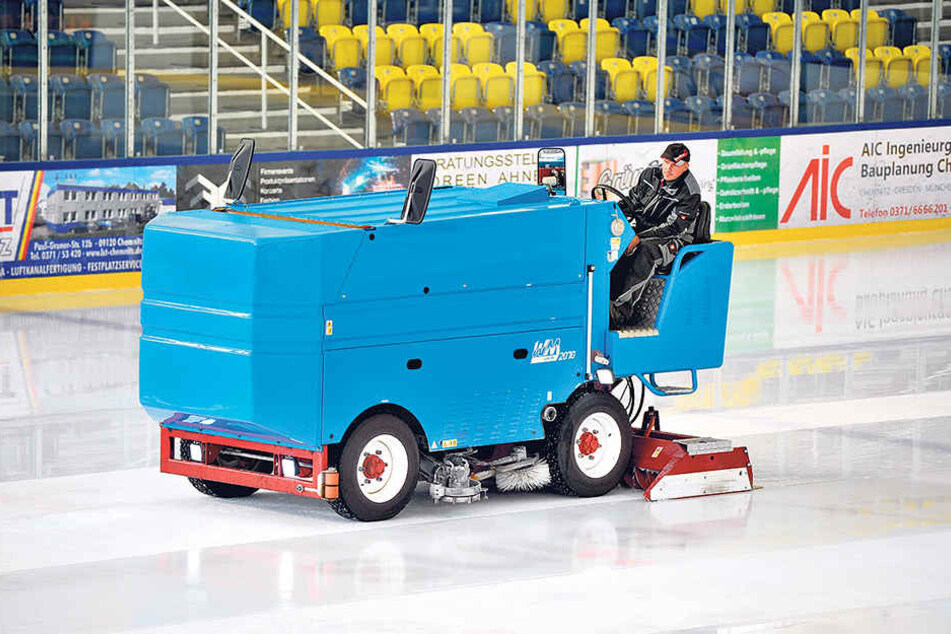 Keine Eismaschine, kein gutes Eis: René Hermann (42) präpariert die Eisfläche im Chemnitzer Eissportzentrum.