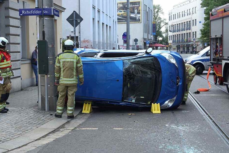 Hier hat es wirklich gewaltig gekracht! In Pieschen liegt ein Peugeot auf der rechten Seite, ein Golf hat ebenso Totalschaden.