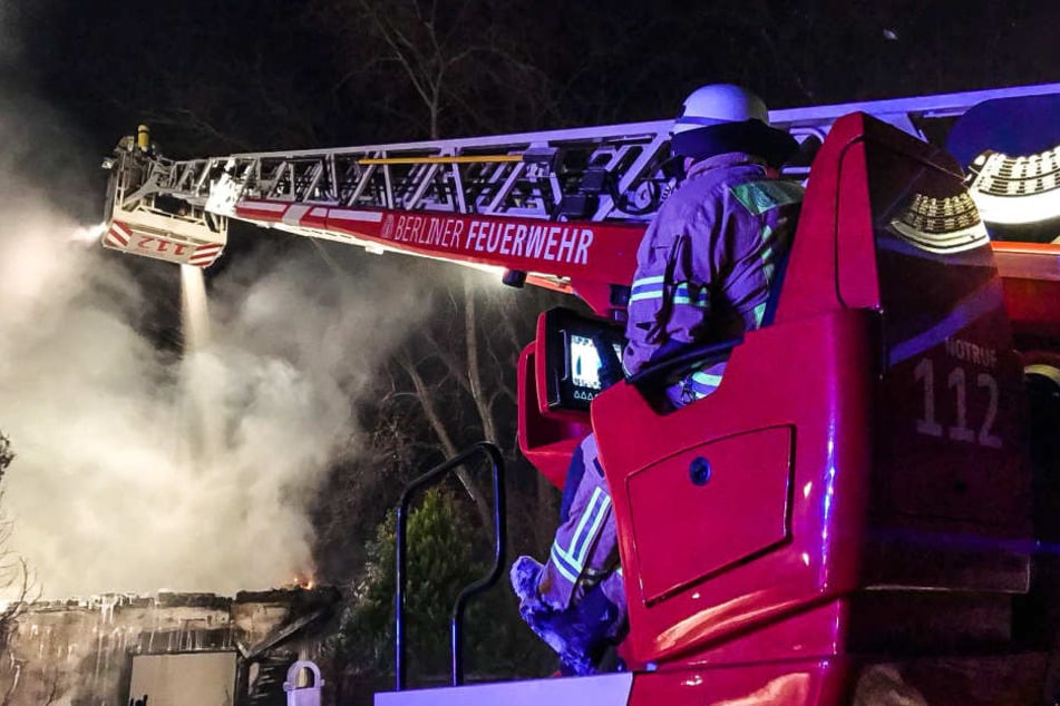 Von einem Leiterwagen aus löschte die Berliner Feuerwehr den Brand.