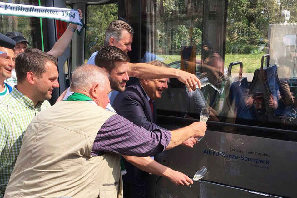 Die XL-Tram trägt jetzt den Namen "Alfred-Kunze-Sportpark".
