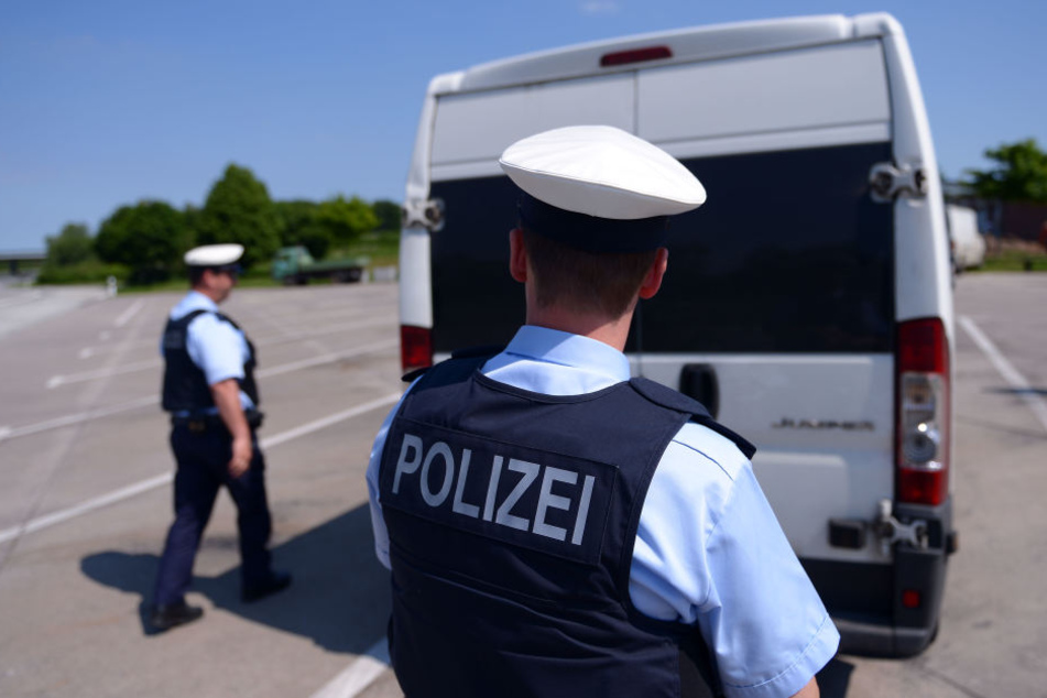 Als die Beamten die Tür des Transporters öffneten, sprang der Gefangene aus dem Auto und flüchtete (Symbolbild).